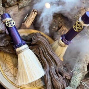 Håndholdt Heksekost med Krystaller og Pentagram