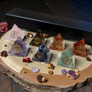7 Chakra Resin Pyramider med sten