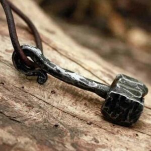 Rustik Thors Hammer i Brun Lædersnor