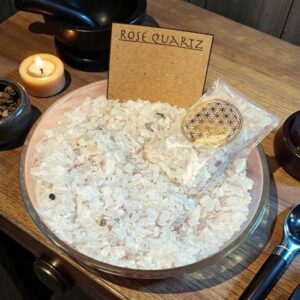Rosenkvarts chips til spell work – 6,5 x 4 cm