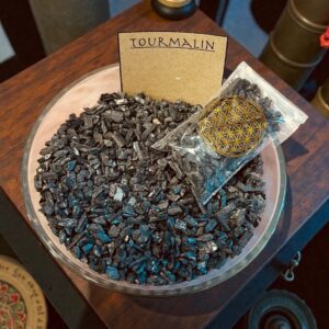 Sort Tourmalin chips til spell work – 6,5 x 4 cm